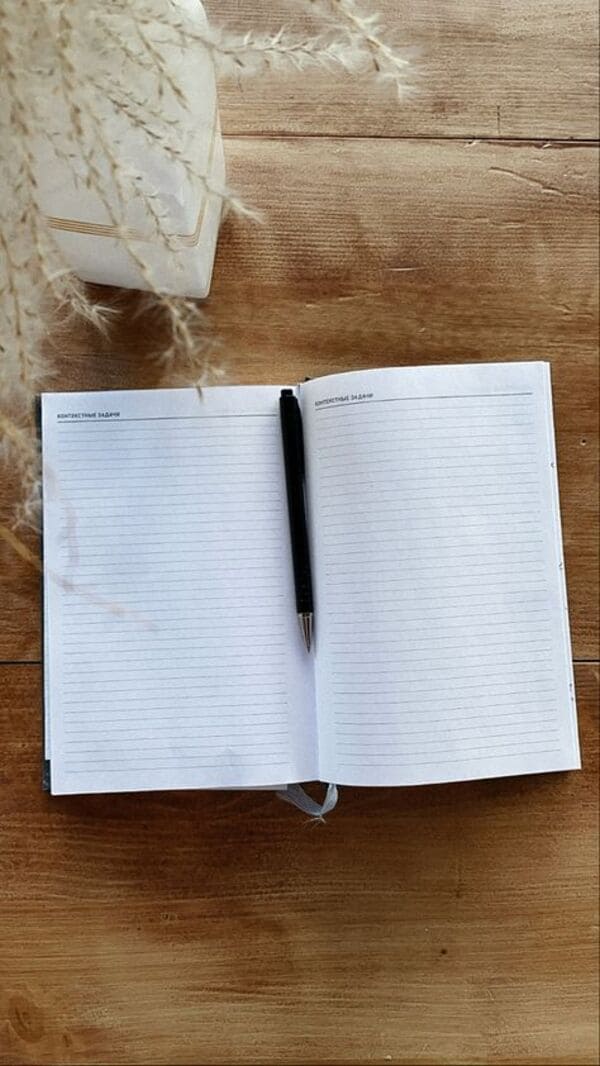 Mesa con cuaderno de presupuesto y calculadora